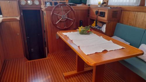 Intérieur du voilier d'époque à Costa Smeralda