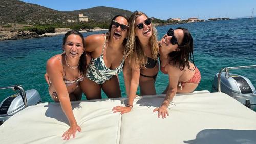 Ragazze nella poppa del catamarano durante l'escursione all'isola dell'Asinara