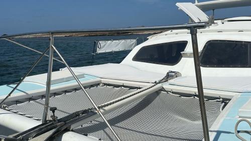 Dettaglio della rete prendisole del catamarano mentre naviga nelle acque dell'Asinara