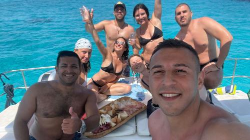 Persone a bordo del catamarano durante l'escursione all'Asinara