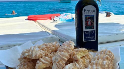 Dolcetti sardi e bottiglia di mirto offerti durante l'escursione all'Asinara