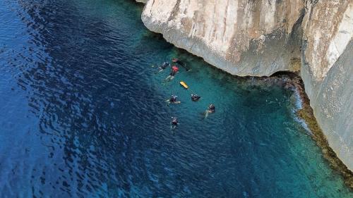 Gente practicando snorkel en la cara sur de Tavolara