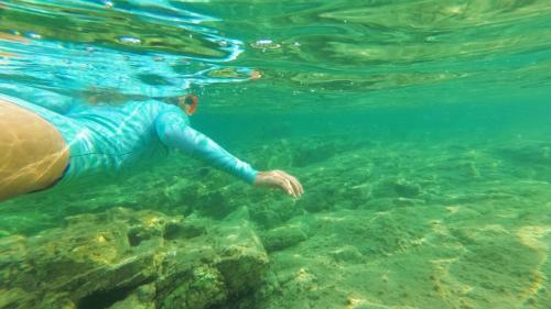 Niña explorando el fondo marino del área marina protegida de Tavolara