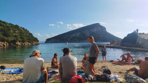 Grupo de personas tras practicar snorkel en Cala Moresca