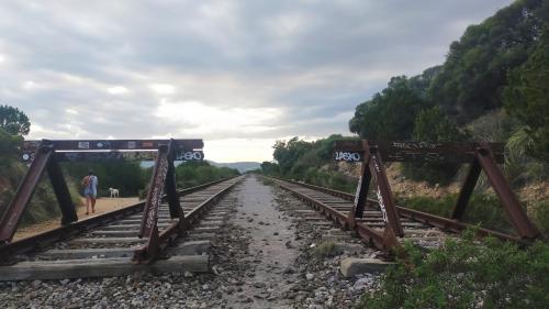 Camino a la playa de Cala Moresca en Golfo Aranci