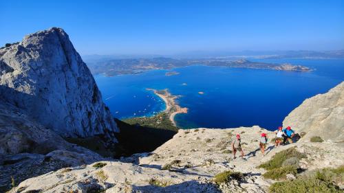 Panorama desde la cumbre de Tavolara sobre la costa de Olbia