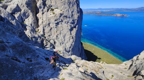 Persona escalando las rocas de Tavolara