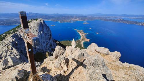 La vista panorámica desde la cumbre de Tavolara, en la costa oriental