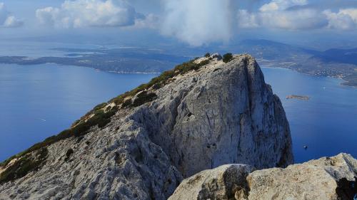 Rocas calizas de Tavolara con el mar azul de Olbia al fondo