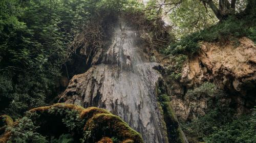 Cascata naturale all'interno del parco Aymerich nel sud della Sardegna