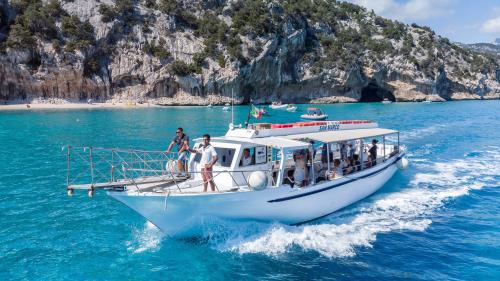 Motonave durante il tour nel Golfo di Orosei nella Sardegna orientale