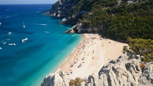 Vista dall'alto della spiaggia di Cala Biriola nel Golfo di Orosei