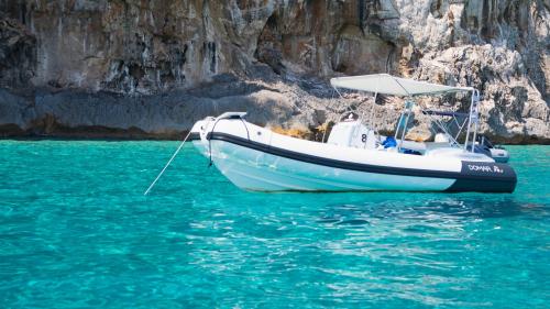 Schlauchbootfahren in den Gewässern der Cala Mariolu an der Küste von Baunei