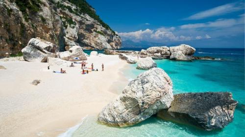 Strand Cala Goloritzé an der Küste von Baunei auf Sardinien