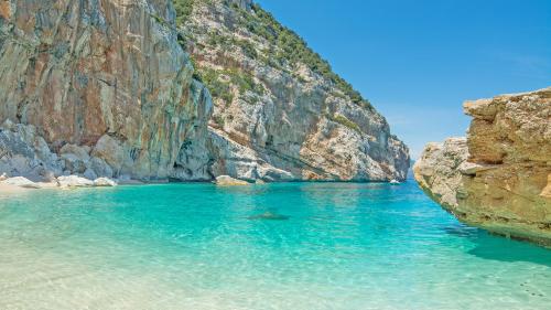 Das kristallklare Wasser der Cala Mariolu an der Küste von Baunei