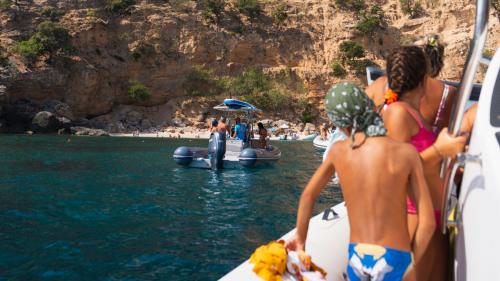 Personen an Bord des Beibootes während des Ausflugs nach Cala Mariolu und Cala Goloritzé