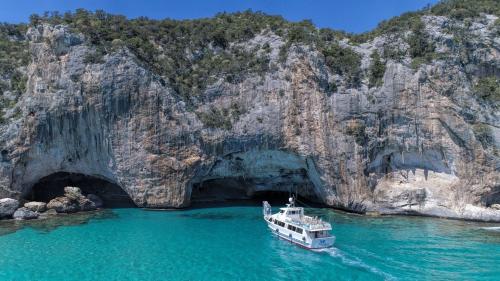 L'un des bateaux à moteur à l'entrée des grottes de Bue Marino, dans l'est de la Sardaigne