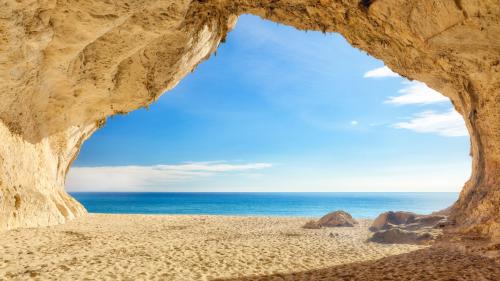 Une des grottes de la plage de Cala Luna dans le golfe d'Orosei