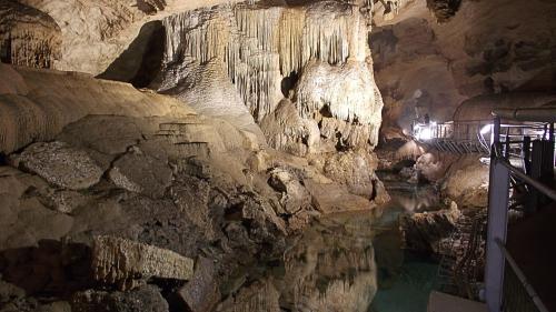 Intérieur de la grotte de Bue Marino dans la commune de Dorgali