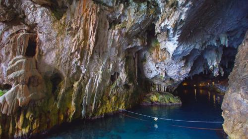 Entrée de la grotte depuis la mer dans le golfe d'Orosei