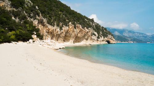 Plage de Cala Luna sur la côte est de la Sardaigne