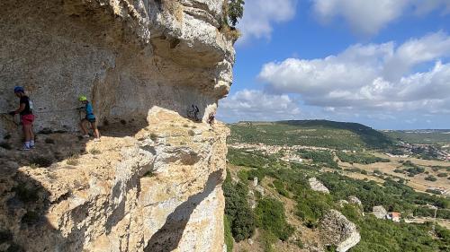 Personnes pendant la randonnée sur la via Ferrata di Giorré à Cargeghe