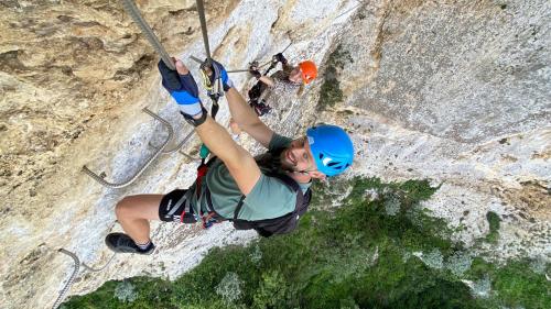 Un garçon escalade les parois de la ferrata Giorré à Cargeghe