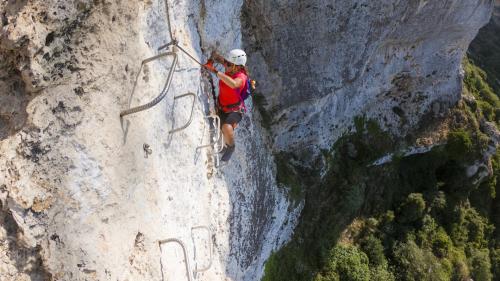 Garçon sur la via ferrata de Cargeghe, dans le nord-ouest de la Sardaigne.