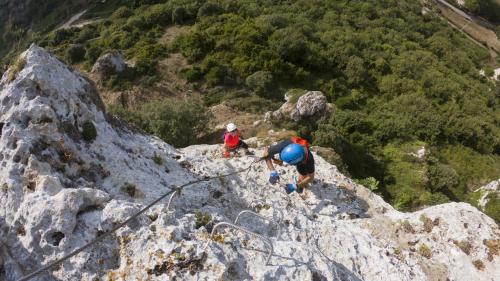 Des personnes grimpent la via Ferrata di Giorré à Cargeghe