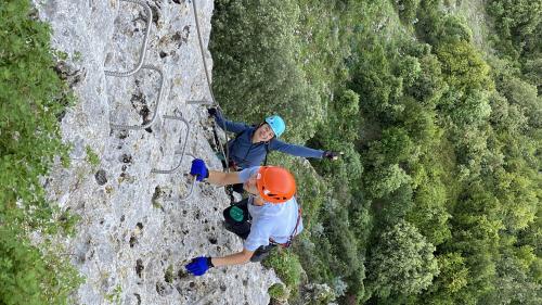 Deux personnes faisant la via Ferrata à Cargeghe