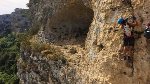 Les roches calcaires de la via ferrata de Giorrè près de Sassari