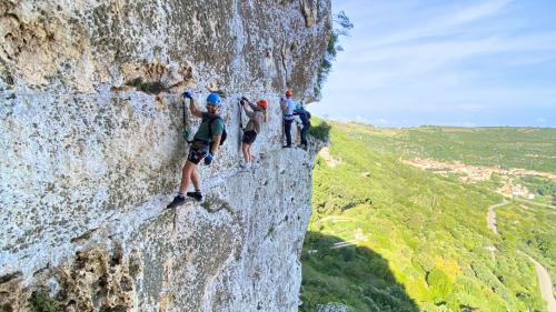 Des personnes font la via ferrata du Giorré à Cargeghe, dans le nord-ouest de la Sardaigne.