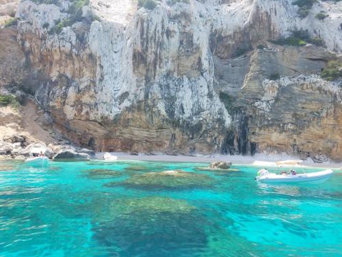 Gommone di fronte alle Piscine di Venere