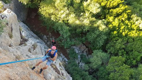 Personne parcourant la via Ferrata di Gutturu Xeu à Iglesias dans le sud-ouest de la Sardaigne