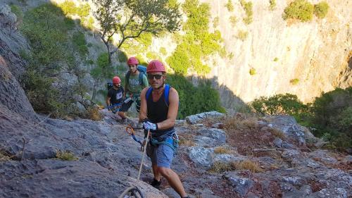 Groupe de personnes faisant de la descente en rappel dans la région d'Iglesias, au sud-ouest de la Sardaigne.