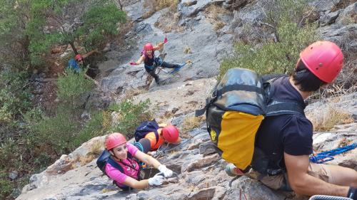 Personnes sur la Via Ferrata di Gutturu Xeu à Iglesias