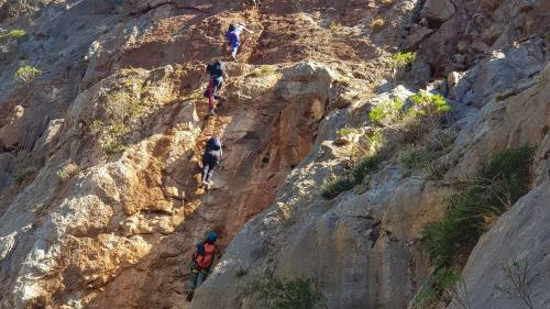 Personnes escaladant une via ferrata dans la région de Sulcis-Iglesiente