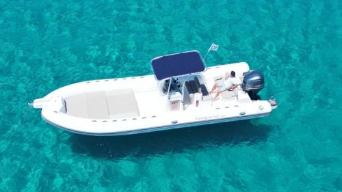 Mit dem Schlauchboot durch das kristallklare Wasser bei Villasimius im Süden Sardiniens