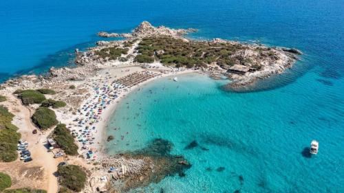 Blick von oben auf den Strand von Punta Molentis an der Südküste Sardiniens