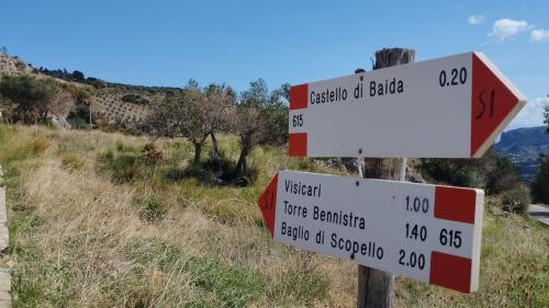 Cartelli che indicano i sentieri del percorso in mountain bike