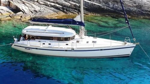 Barca mentre naviga nelle acque cristalline dell'Area Marina Protetta di Tavolara