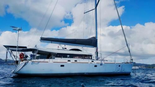 Monomarano mentre naviga nelle acque cristalline di Golfo Aranci