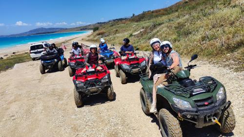 Personas a bordo del quad en la costa de Heraclea Minea