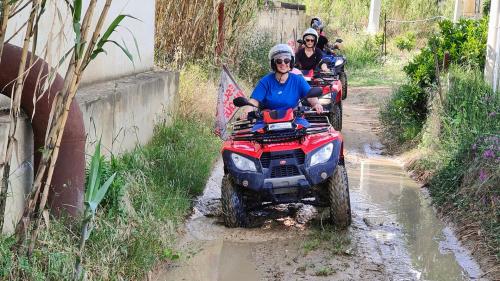 Gente en los quads durante el recorrido por el suroeste de Sicilia