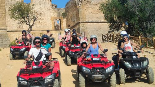 Grupo de personas durante una excursión en quad en Sicilia