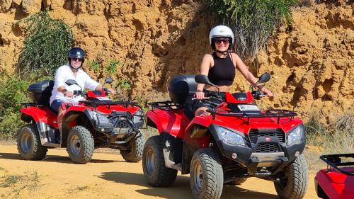 Gente en quad en el cañón de Verdura, en Sicilia