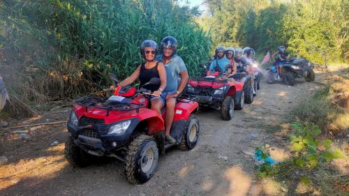 Personas durante una excursión en quad por la provincia de Agrigento