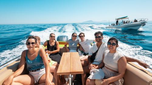 Personas a bordo de la lancha neumática durante la excursión a las islas de Favignana y Levanzo, en Sicilia