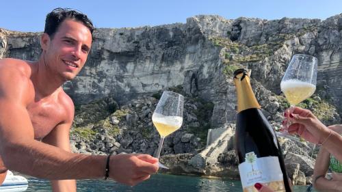 Aperitivo servido durante la excursión a las Islas Egadi en Sicilia