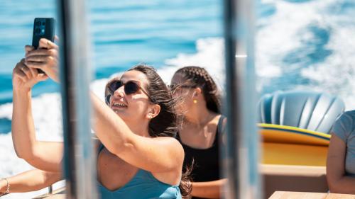 Una chica hace fotos mientras recorre las islas Egadi en Sicilia